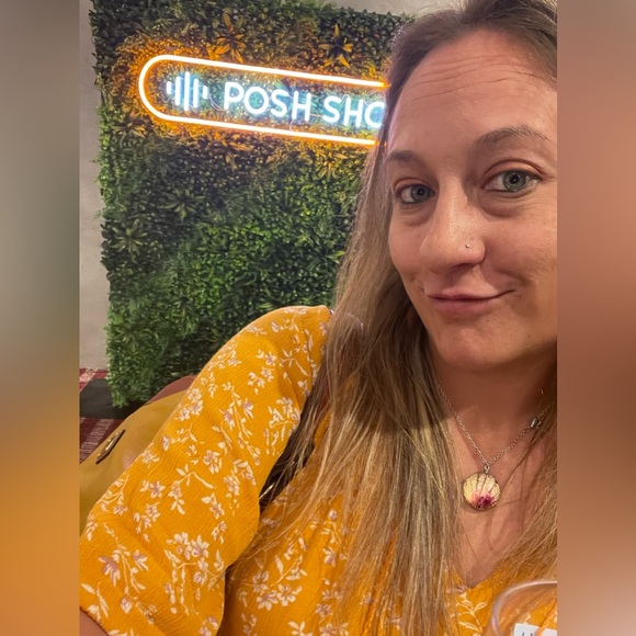 Meet your Posher, Natalya✌🏼🖤 - Picture 3 of 9